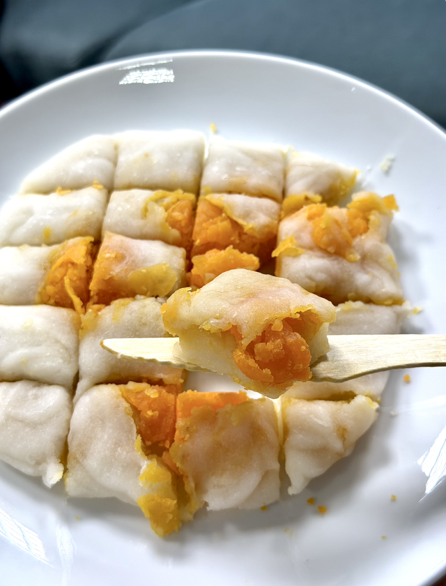 Qu&aacute; đ&aacute;ng tiếc 2 phi&ecirc;n bản &ldquo;b&aacute;nh dẻo thị phi&rdquo; m&ugrave;a Trung thu 2026: Bản cũ lộm cộm ngọt gắt, bản mới bay sạch hương hoa đặc trưng - Ảnh 10.