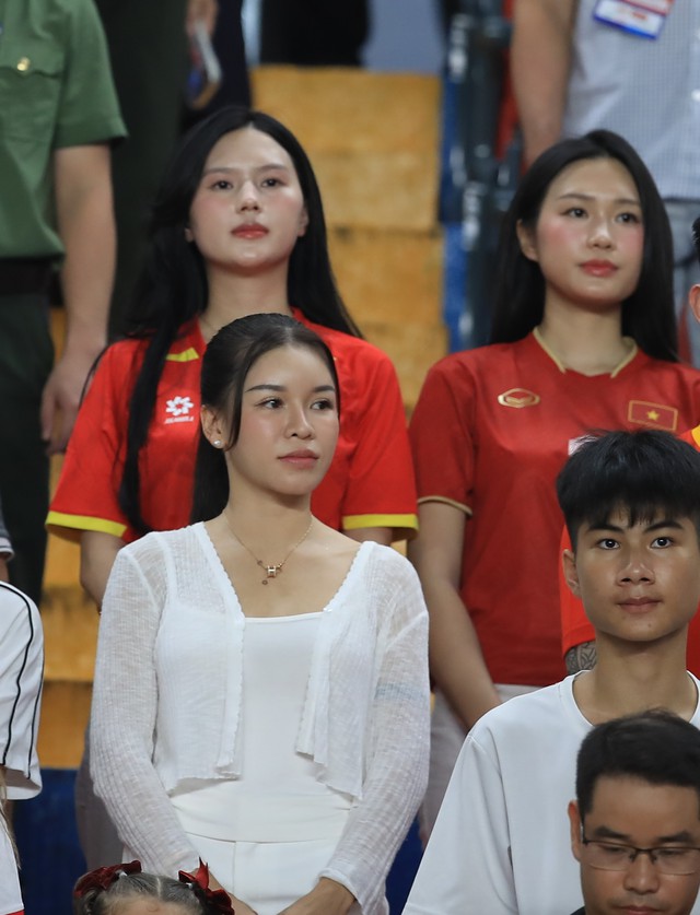 Dàn WAGs Doãn Hải My, Yến Xuân, Chu Thanh Huyền đọ sắc trên khán đài cổ vũ ĐT Việt Nam - Ảnh 2.