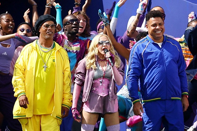 11 phút điên rồ của half-time show World Cup: Madonna mang Ronaldo trở lại, Justin Bieber hát quá hay, BTS - Shakira "nổ lớn"! - Ảnh 9.