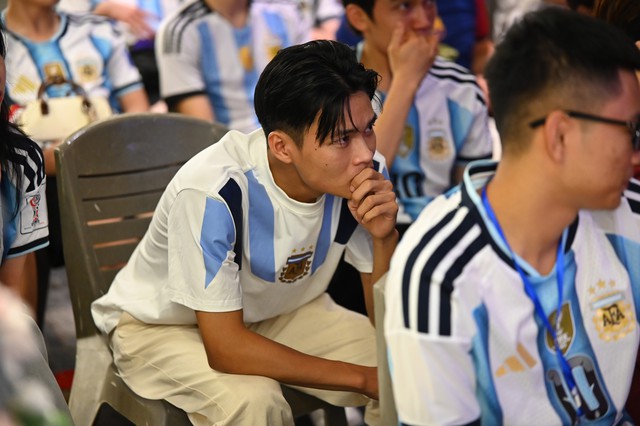 Nhìn lại một đêm buồn của các CĐV khi Argentina không có nổi một cú sút trong 90 phút- Ảnh 35.