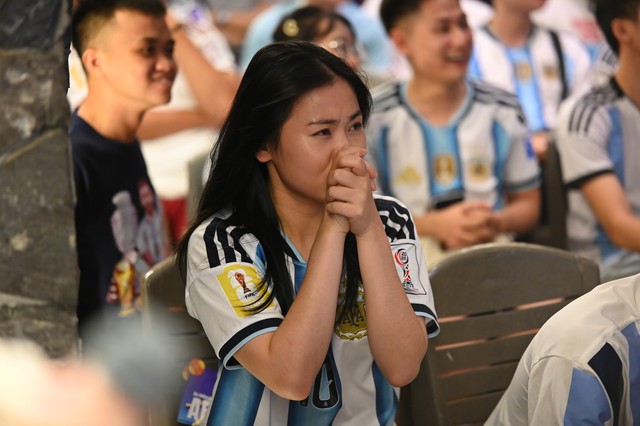 Nhìn lại một đêm buồn của các CĐV khi Argentina không có nổi một cú sút trong 90 phút- Ảnh 34.