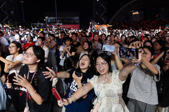 Trọn vẹn cảm xúc hướng về chung kết World Cup 2026: Dàn sao bùng nổ, hàng nghìn người đếm ngược - Ảnh 12.