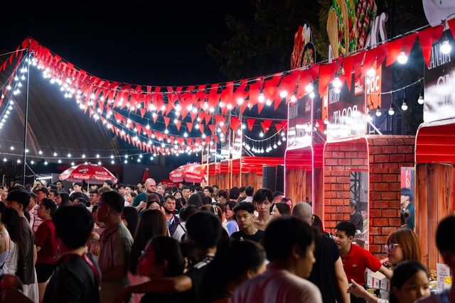 Trọn vẹn cảm xúc hướng về chung kết World Cup 2026: Dàn sao bùng nổ, hàng nghìn người đếm ngược - Ảnh 8.