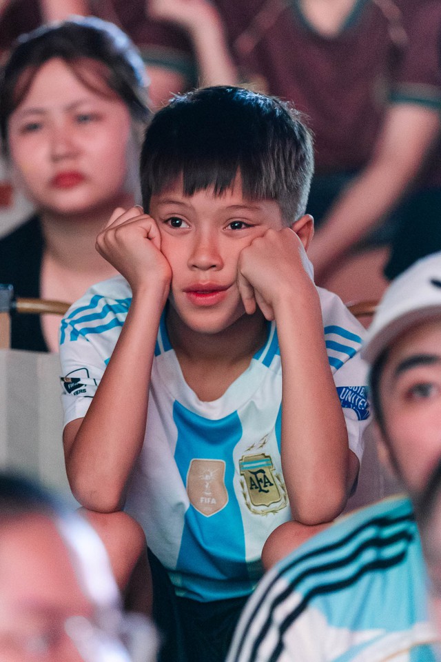 Nhìn lại một đêm buồn của các CĐV khi Argentina không có nổi một cú sút trong 90 phút- Ảnh 29.