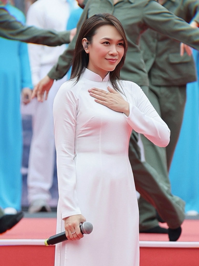Mỹ Tâm tóc đen, áo dài trắng sáng bừng cả Dinh Độc lập, hình ảnh để đời tái hiện xuất sắc - Ảnh 1.