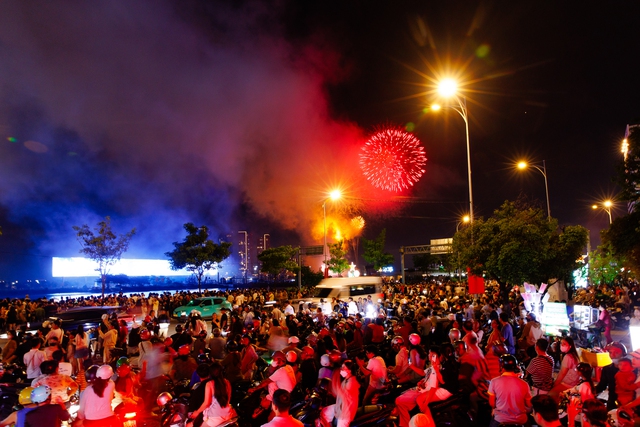 Tối nay, pháo hoa rực sáng bầu trời Thành phố Hồ Chí Minh, kỷ niệm 50 năm thành phố mang tên Bác - Ảnh 4. Tối nay, pháo hoa rực sáng bầu trời Thành phố Hồ Chí Minh, kỷ niệm 50 năm thành phố mang tên Bác - Ảnh 4.
