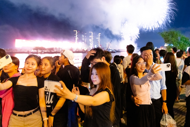 Tối nay, pháo hoa rực sáng bầu trời Thành phố Hồ Chí Minh, kỷ niệm 50 năm thành phố mang tên Bác - Ảnh 8. Tối nay, pháo hoa rực sáng bầu trời Thành phố Hồ Chí Minh, kỷ niệm 50 năm thành phố mang tên Bác - Ảnh 8.