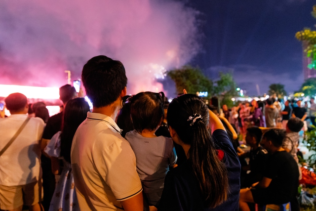 Tối nay, pháo hoa rực sáng bầu trời Thành phố Hồ Chí Minh, kỷ niệm 50 năm thành phố mang tên Bác - Ảnh 3. Tối nay, pháo hoa rực sáng bầu trời Thành phố Hồ Chí Minh, kỷ niệm 50 năm thành phố mang tên Bác - Ảnh 3.
