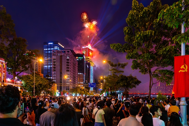 Tối nay, pháo hoa rực sáng bầu trời Thành phố Hồ Chí Minh, kỷ niệm 50 năm thành phố mang tên Bác - Ảnh 10. Tối nay, pháo hoa rực sáng bầu trời Thành phố Hồ Chí Minh, kỷ niệm 50 năm thành phố mang tên Bác - Ảnh 10.