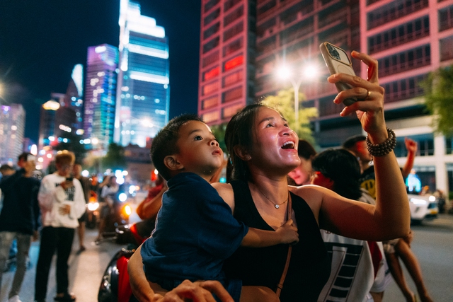 Tối nay, pháo hoa rực sáng bầu trời Thành phố Hồ Chí Minh, kỷ niệm 50 năm thành phố mang tên Bác - Ảnh 6. Tối nay, pháo hoa rực sáng bầu trời Thành phố Hồ Chí Minh, kỷ niệm 50 năm thành phố mang tên Bác - Ảnh 6.