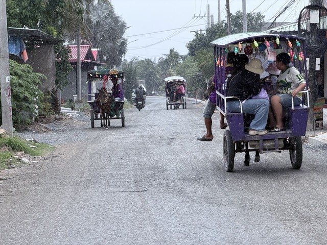 Chưa bao giờ du lịch miền Tây hot như hè năm nay: Ghe xuồng kẹt cứng ngắc, chú thím chèo mỏi tay - Ảnh 2.