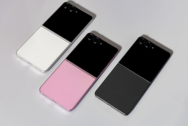 Samsung ra mắt 3 điện thoại gập mới c&ugrave;ng l&uacute;c: Bản rẻ nhất 31,99 triệu, bản đắt nhất hơn 52 triệu c&oacute; camera 200MP - Ảnh 1.