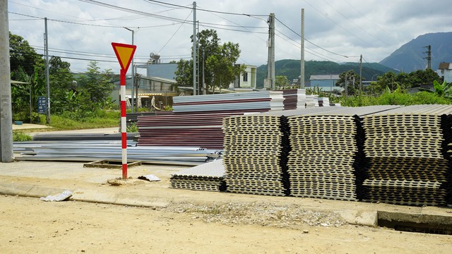 Mường Than sau ngày nước rút: Ký ức về cuộc gọi cuối cùng của đứa trẻ 10 tuổi và những mái nhà hồi sinh trên vùng đất trắng - Ảnh 11.