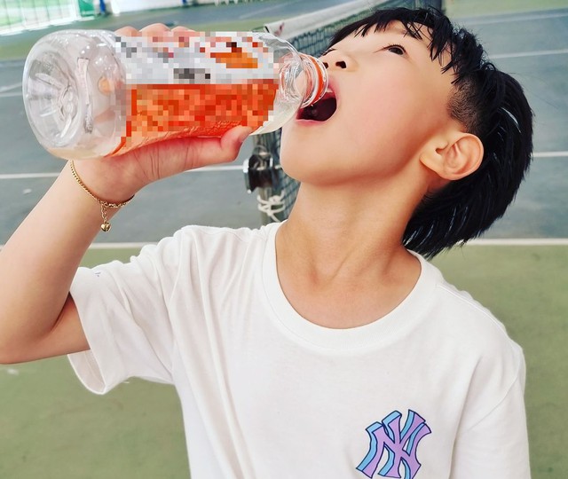 Cậu b&eacute; 10 tuổi uống gần 1 tấn nước trong 6 th&aacute;ng, bố mẹ "sốc nặng' khi b&aacute;c sĩ n&oacute;i: 1 thứ trong n&atilde;o đ&atilde;... biến mất - Ảnh 1.