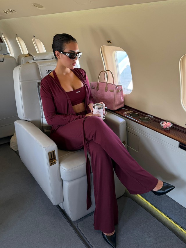 Người phụ nữ khiến Ronaldo m&ecirc; mẩn 10 năm: Mặc đẹp kh&ocirc;ng trượt ph&aacute;t n&agrave;o, body bốc lửa nen c&agrave;ng ngắm c&agrave;ng cuốn - Ảnh 5.
