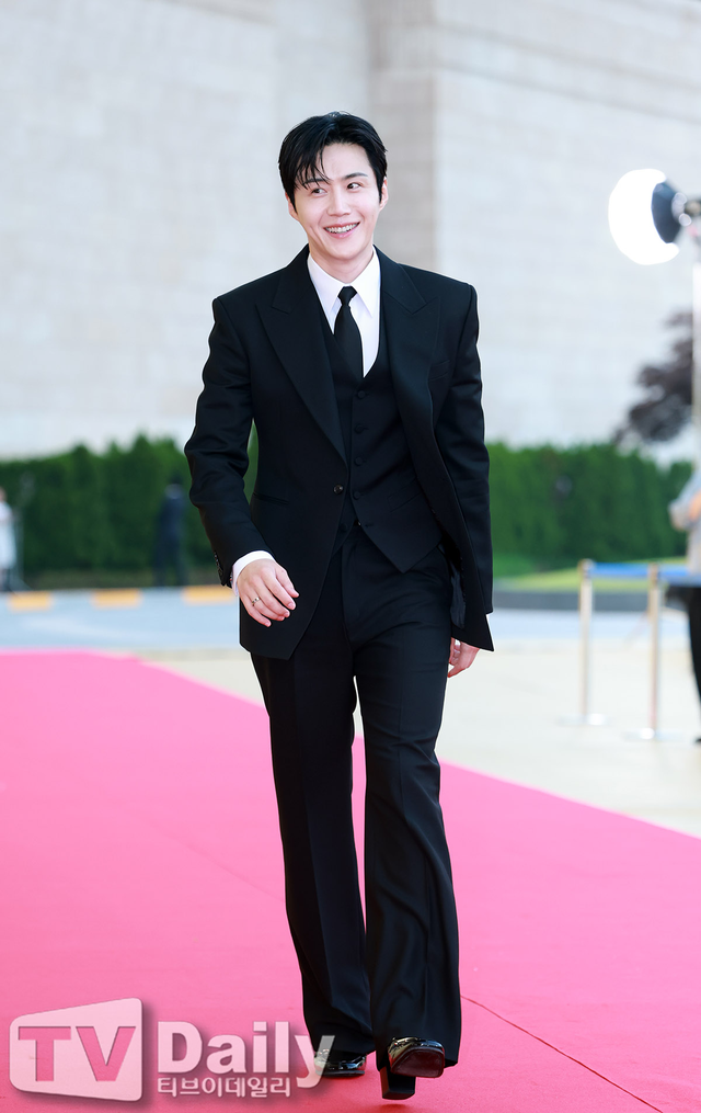 Siêu thảm đỏ Rồng Xanh 2026: Yoona (SNSD) như công chúa "xé sách bước ra", Kim Seon Ho lộ diện với visual không ai tin nổi - Ảnh 6.
