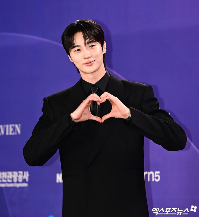 Siêu thảm đỏ Rồng Xanh 2026: Yoona (SNSD) như công chúa "xé sách bước ra", Kim Seon Ho lộ diện với visual không ai tin nổi - Ảnh 16.