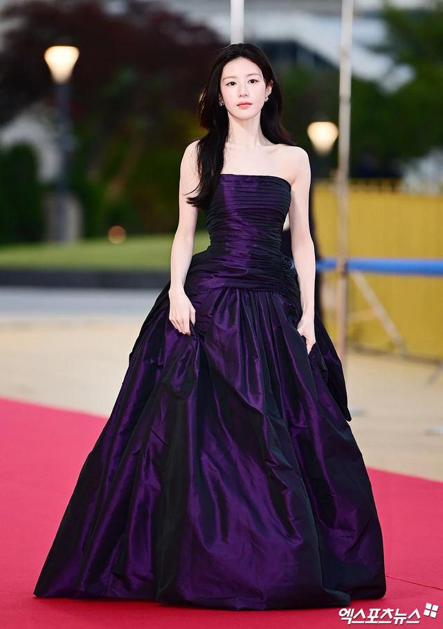 Siêu thảm đỏ Rồng Xanh 2026: Yoona (SNSD) như công chúa "xé sách bước ra", Kim Seon Ho lộ diện với visual không ai tin nổi - Ảnh 19.