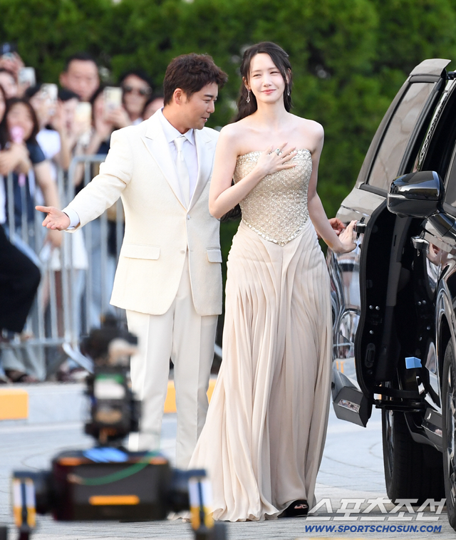 Siêu thảm đỏ Rồng Xanh 2026: Yoona (SNSD) như công chúa "xé sách bước ra", Kim Seon Ho lộ diện với visual không ai tin nổi - Ảnh 1.