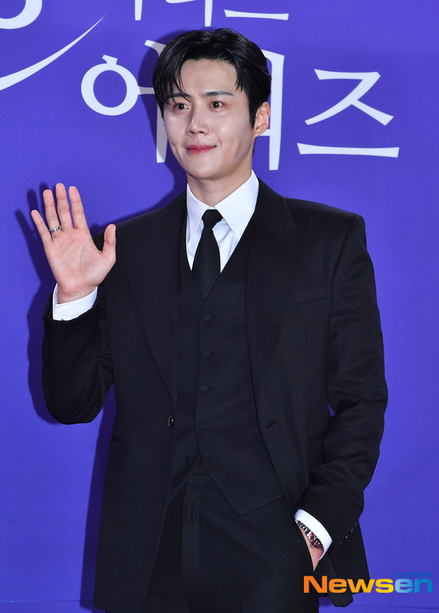 Siêu thảm đỏ Rồng Xanh 2026: Yoona (SNSD) như công chúa "xé sách bước ra", Kim Seon Ho lộ diện với visual không ai tin nổi - Ảnh 8.