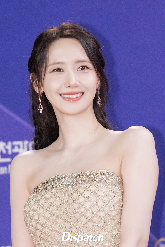 Siêu thảm đỏ Rồng Xanh 2026: Yoona (SNSD) như công chúa "xé sách bước ra", Kim Seon Ho lộ diện với visual không ai tin nổi - Ảnh 4.