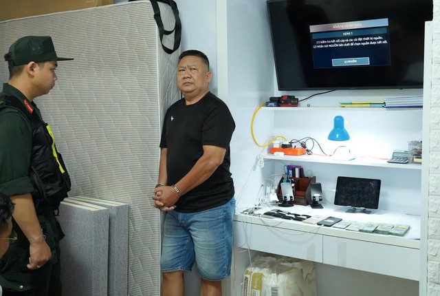 Khám xét khẩn cấp 8 địa điểm, bóc gỡ đường dây giao dịch hơn 1.000 tỷ đồng- Ảnh 2.