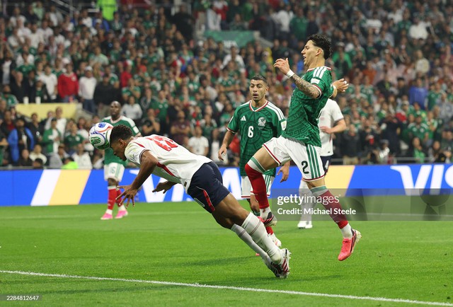 Anh 2-1 Mexico: Chủ nh&agrave; c&oacute; b&agrave;n gỡ, li&ecirc;n tiếp 3 b&agrave;n thắng được ghi chỉ trong 6 ph&uacute;t - Ảnh 2.