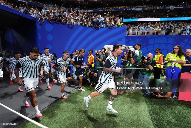 Argentina 0-1 Ai Cập (Hết hiệp 1): Messi hỏng penalty, thủ môn Ai Cập cản phá xuất thần! - Ảnh 12.