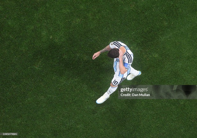 Argentina 0-1 Ai Cập (Hết hiệp 1): Messi hỏng penalty, thủ môn Ai Cập cản phá xuất thần! - Ảnh 2.