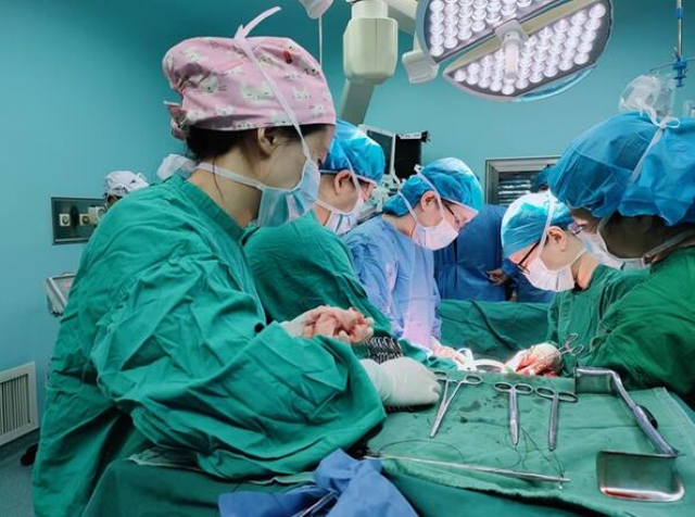 Người phụ nữ 32 tuổi chảy máu vùng kín suốt 3 năm, vừa đến bệnh viện mọi người vội bịt mũi vì 1 thứ - Ảnh 2.