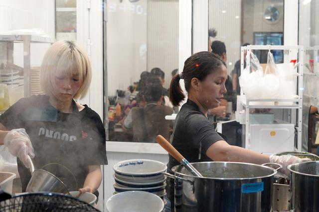 Qu&aacute;n miến lươn nổi tiếng H&agrave; Nội mất 10 năm mới d&aacute;m v&agrave;o TP.HCM v&igrave; niềm trăn trở: "C&oacute; n&ecirc;n nấu đậm đ&agrave; hơn để hợp khẩu vị người miền Nam?" - Ảnh 9.
