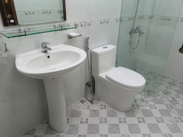 Vì sao ngày càng nhiều gia đình không còn làm lavabo chân đứng? 2 thiết kế tối ưu hơn đang dần trở thành xu hướng mới - Ảnh 1.