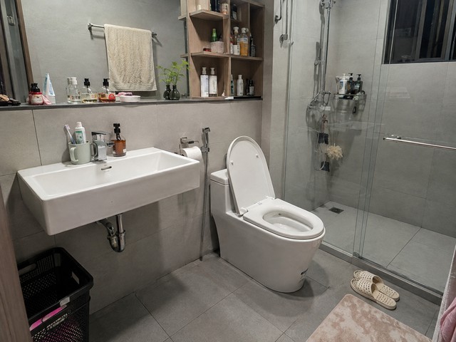 Vì sao ngày càng nhiều gia đình không còn làm lavabo chân đứng? 2 thiết kế tối ưu hơn đang dần trở thành xu hướng mới - Ảnh 2.