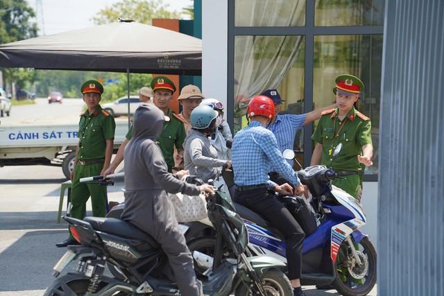 Thí sinh chuyên Tuyên Quang bắt đầu thi lại, đề Văn thế nào? - Ảnh 2.