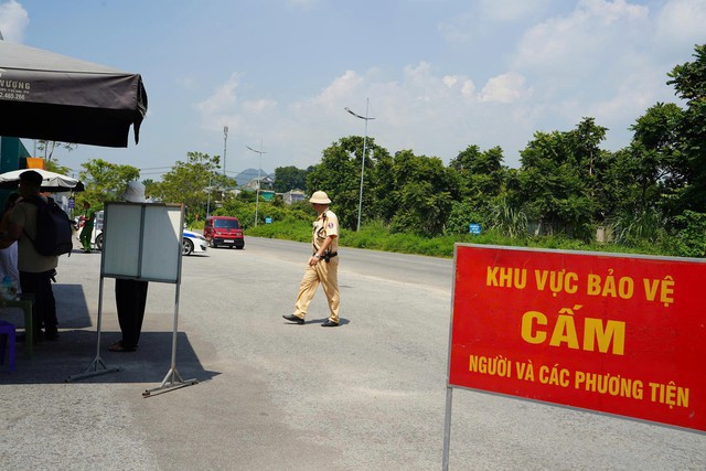 Thí sinh chuyên Tuyên Quang bắt đầu thi lại, đề Văn thế nào? - Ảnh 4.