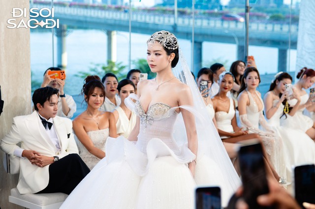 Trịnh Thăng B&igrave;nh đeo k&iacute;nh đen để ngắm Thanh Thuỷ nhiều hơn- Ảnh 5.