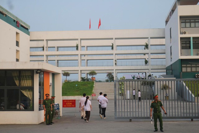 Thí sinh chuyên Tuyên Quang bắt đầu thi lại, đề Văn thế nào? - Ảnh 5.