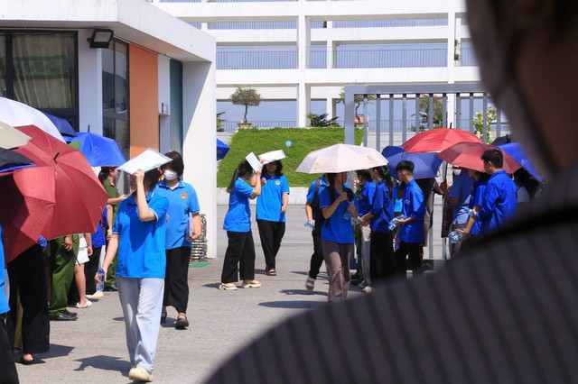 S&aacute;ng nay, th&iacute; sinh Chuy&ecirc;n Tuy&ecirc;n Quang l&agrave;m nốt b&agrave;i thi tốt nghiệp - Ảnh 13.