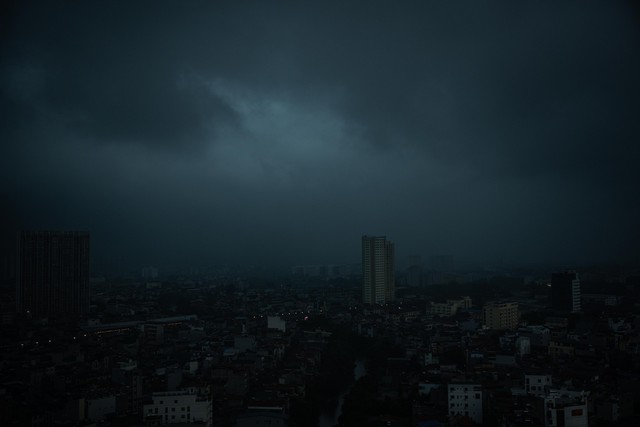 Bầu trời Hà Nội lúc này: 2h chiều mà tưởng 7h tối - Ảnh 6. Bầu trời Hà Nội lúc này: 2h chiều mà tưởng 7h tối - Ảnh 6.