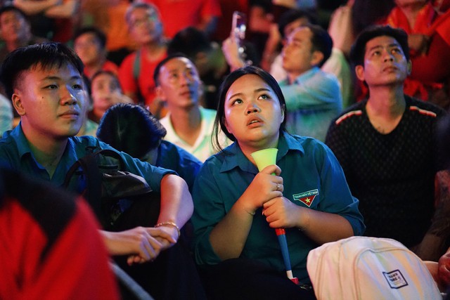 Cổ động viên cả nước hướng về Mỹ Đình: Mong chờ bàn thắng ở hiệp 2! - Ảnh 20. Cổ động viên cả nước hướng về Mỹ Đình: Mong chờ bàn thắng ở hiệp 2! - Ảnh 20.