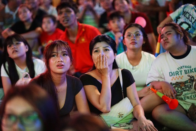 Cổ động viên cả nước hướng về Mỹ Đình: Mong chờ bàn thắng ở hiệp 2! - Ảnh 17. Cổ động viên cả nước hướng về Mỹ Đình: Mong chờ bàn thắng ở hiệp 2! - Ảnh 17.