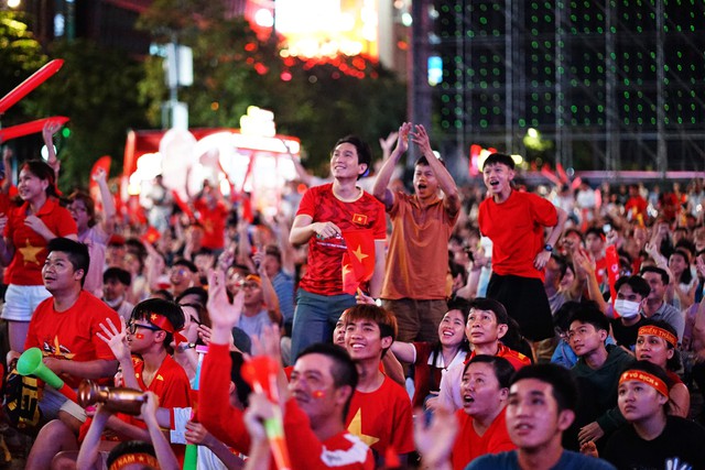Cổ động viên cả nước hướng về Mỹ Đình: Mong chờ bàn thắng ở hiệp 2! - Ảnh 16. Cổ động viên cả nước hướng về Mỹ Đình: Mong chờ bàn thắng ở hiệp 2! - Ảnh 16.