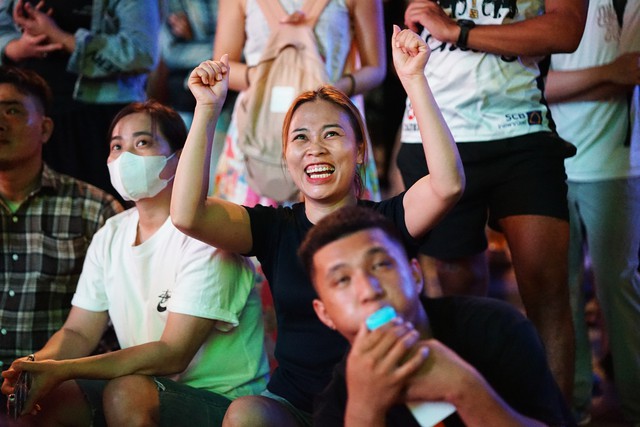Cổ động viên cả nước hướng về Mỹ Đình: Mong chờ bàn thắng ở hiệp 2! - Ảnh 19. Cổ động viên cả nước hướng về Mỹ Đình: Mong chờ bàn thắng ở hiệp 2! - Ảnh 19.