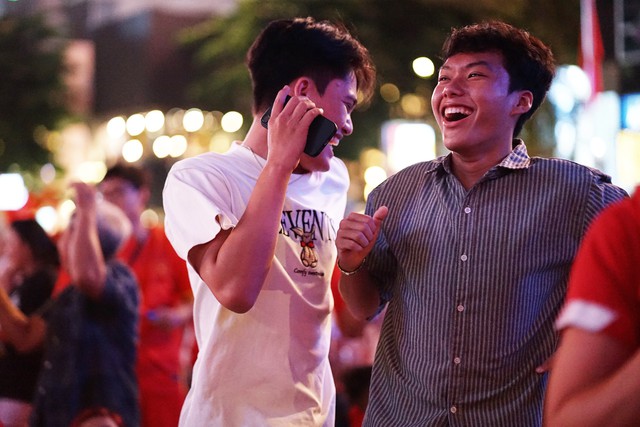 Khoảnh khắc CĐV vỡ òa: Tấm vé chung kết đang ở rất gần! - Ảnh 27.