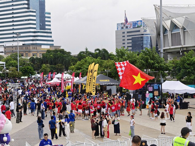 Diễn biến ĐT Th&aacute;i Lan vs Việt Nam chung kết ASEAN Cup: S&acirc;n Rajamangala mưa như tr&uacute;t nước, đ&atilde; c&oacute; đội h&igrave;nh ra s&acirc;n - Ảnh 6.