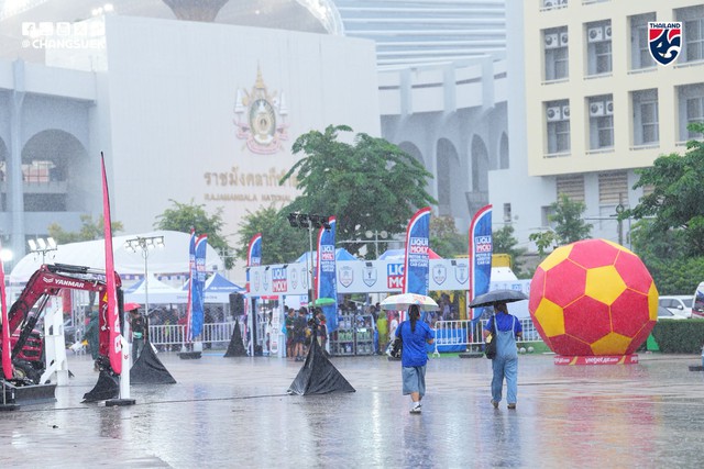 Diễn biến ĐT Th&aacute;i Lan vs Việt Nam chung kết ASEAN Cup: S&acirc;n Rajamangala mưa như tr&uacute;t nước, đ&atilde; c&oacute; đội h&igrave;nh ra s&acirc;n - Ảnh 3.