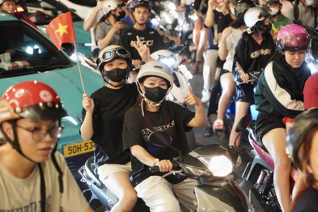 Cười mệt với các pha xuống đường ăn mừng của CĐV Việt Nam tối nay - áº¢nh 11.