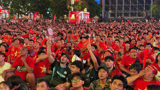 Sức n&oacute;ng ở phố đi bộ Nguyễn Huệ ngay khi hiệp 2 bắt đầu: Chờ đợi b&agrave;n thắng - Ảnh 19.