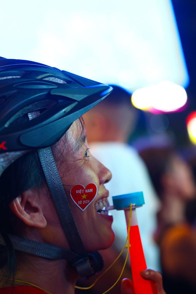 Sức n&oacute;ng ở phố đi bộ Nguyễn Huệ ngay khi hiệp 2 bắt đầu: Chờ đợi b&agrave;n thắng - Ảnh 3.