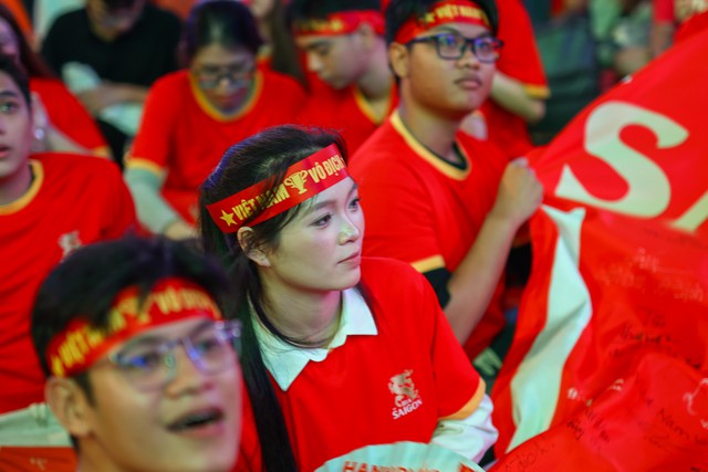 Sức n&oacute;ng ở phố đi bộ Nguyễn Huệ ngay khi hiệp 2 bắt đầu: Chờ đợi b&agrave;n thắng - Ảnh 5.